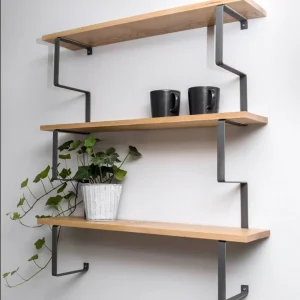 Étagère murale en bois avec une structure métallique
